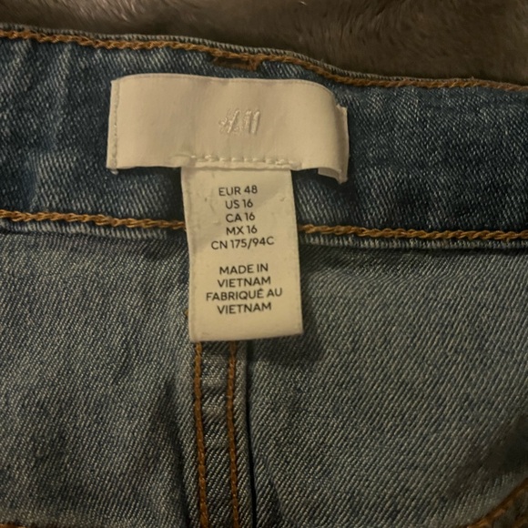 H&M Shorts - Picture 2 of 2